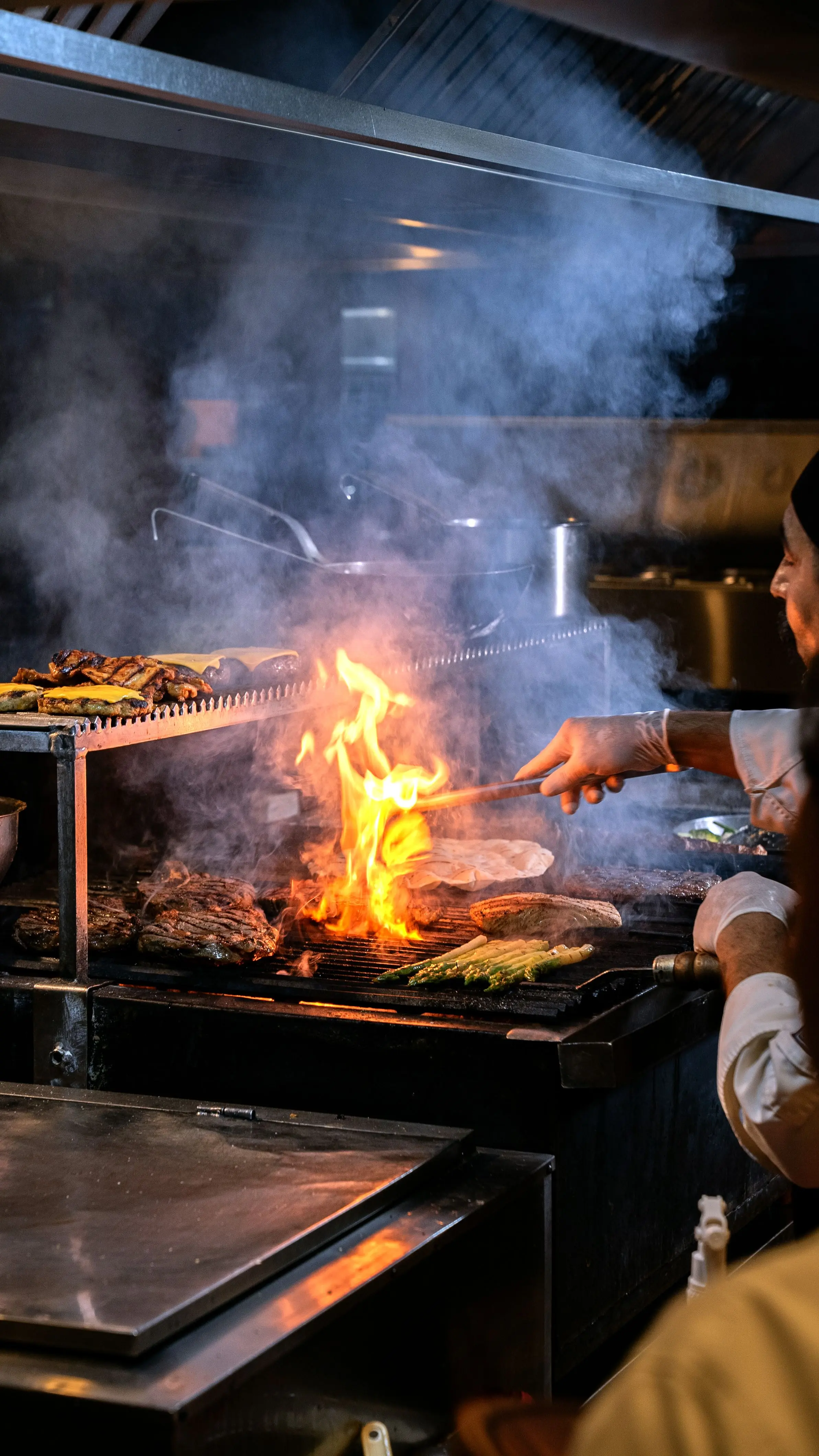 Llamas vivas en la parrilla de la cocina del asador